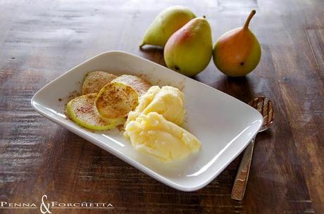 Gelato allo zenzero su un letto di pere alla cannella - Ginger ice cream on a bed of pears with cinnamon