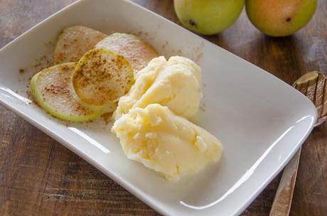 Gelato allo zenzero su un letto di pere alla cannella - Ginger ice cream on a bed of pears with cinnamon