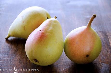 Gelato allo zenzero su un letto di pere alla cannella - Ginger ice cream on a bed of pears with cinnamon