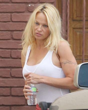 Pamela Anderson quasi irriconoscibile senza trucco