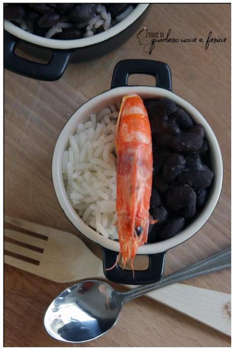 bianco, nero e un tocco di colore. basmati, fagioli neri e mazzancolle