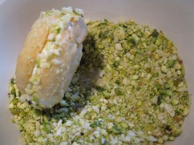 Sables al pecorino, grappa e pistacchi