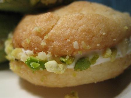 Sables al pecorino, grappa e pistacchi