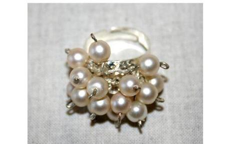 Un bellissimo anello di perle e perline