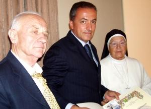 I soci dell’Unci Cavalieri d’Italia premiano Maria Rita Mantovani Cucchia