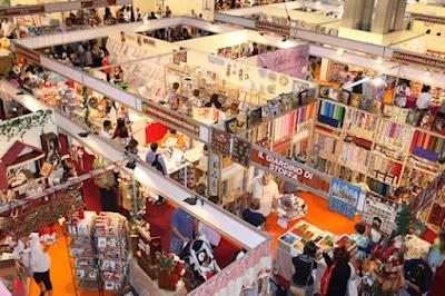 La valigia sul letto, segno di un lungo viaggio...... La valigia sul letto, segno di un lungo viaggio......