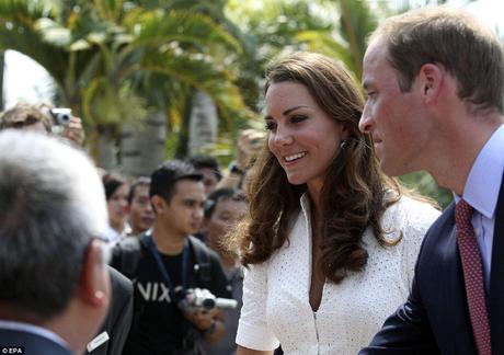 FASHION ICON | Kate Middleton a Singapore sceglie Alexander McQueen e completa il look con accessori Stuart Weitzman