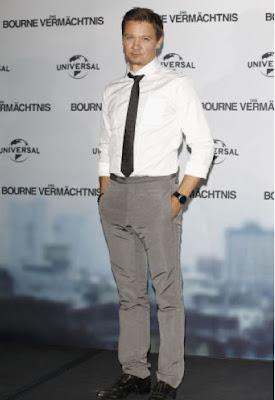 Jeremy Renner in Dolce & Gabbana per la Premiere di Bourne Legacy
