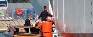 Berlusconi: serve una  guida vera, ed è salito in barca con il navigatore satellitare. Ma non era Lele Mora l’autista?