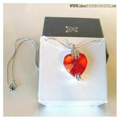 Una preziosa collana con un rosso cuore swarovski