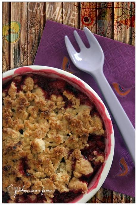 crumble di prugne e pere, con chiodi di garofano e pepe rosa. la ricetta dello scambio.