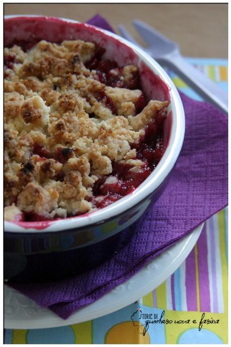 crumble di prugne e pere, con chiodi di garofano e pepe rosa. la ricetta dello scambio.