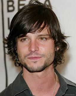 TAGLI DI CAPELLI DI JASON BEHR IL PROTAGONISTA DELLA SERIE ROSWELL