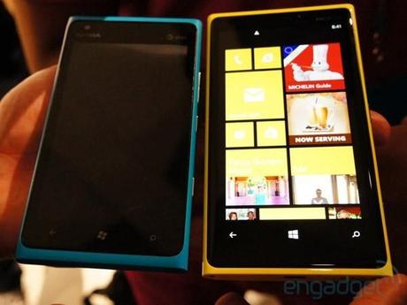 Nokia Lumia 920 vs Nokia Lumia 900 – Video Comparazione Hardware