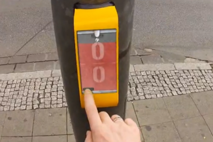 VIDEO: Germania: Ecco il semaforo divertente; in attesa del verde, giochi al “Street Pong”.