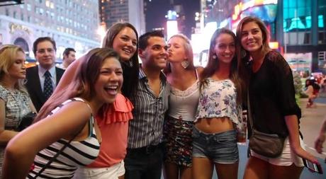 VIDEO: Brett Cohen, falsa star, ha preso in giro New York.