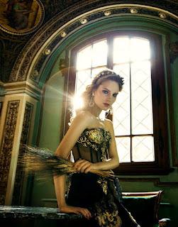 Charlotte Tomaszewska in Dolce & Gabbana su Elle Ukraine Charlotte Tomaszewska in Dolce & Gabbana su Elle Ukraine