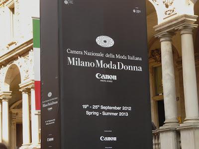 MilanoFashionWeek 2012: cosa succede fuori da una sfilata, come perdere la dignità per un posto standing