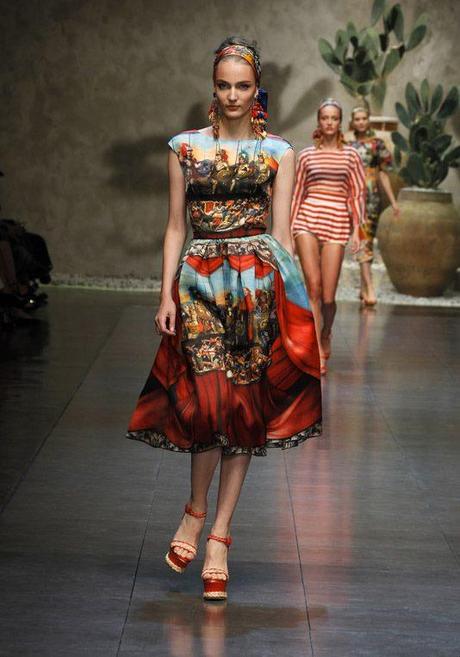 Dolce & Gabbana per la primavera estate 2013 celebra la Sicilia, fra pupi, carretti siciliani e motivi della ceramica locale