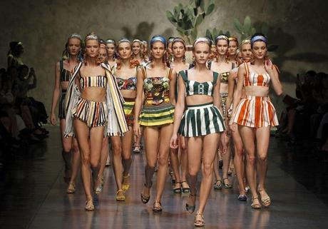 Dolce & Gabbana per la primavera estate 2013 celebra la Sicilia, fra pupi, carretti siciliani e motivi della ceramica locale