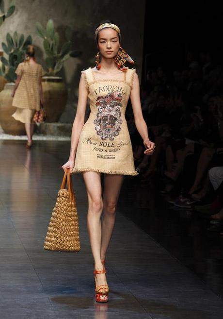 Dolce & Gabbana per la primavera estate 2013 celebra la Sicilia, fra pupi, carretti siciliani e motivi della ceramica locale