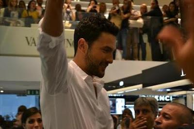 Noah Mills & Laetitia Casta alla Rinascente per Dolce & Gabbana