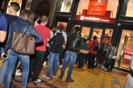 Clienti in fila per impossessarsi per primi del nuovo iPhone, davanti al centro Vodafone del centro di Genova. Passata la mezzanotte sono iniziate le vendite al pubblico. 28 settembre 2012, Genova (ANSA/LUCA ZENNARO)