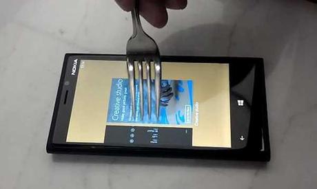 Nokia Lumia 920 : Il display super sensibile funziona anche con una forchetta !