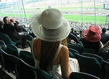 Una ragazza si prepara alla Melbourne Cup