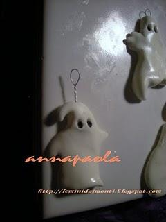 Fantasmi di Fimo: la collanina di Halloween. Tutorial / Les fantomes en Fimo: le collier de Halloween. Tutoriel