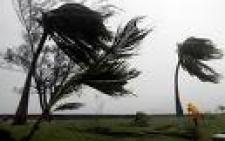 Un ciclone piega le palme delle isole Fiji