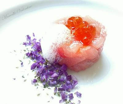 Tartare di lampuga con schiumetta al cedro su granella di cavolo rosso e uova di salmone...