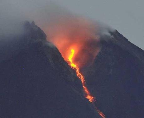 FOTO DEL GIORNO 5 NOVEMBRE 2010 : CENERE NELL'ARIA INDONESIANA A CAUSA DEL VULCANO MERAPI FOTO DEL GIORNO 5 NOVEMBRE 2010 : CENERE NELL'ARIA INDONESIANA A CAUSA DEL VULCANO MERAPI