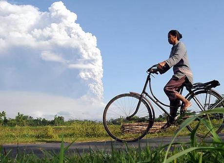 FOTO DEL GIORNO 5 NOVEMBRE 2010 : CENERE NELL'ARIA INDONESIANA A CAUSA DEL VULCANO MERAPI FOTO DEL GIORNO 5 NOVEMBRE 2010 : CENERE NELL'ARIA INDONESIANA A CAUSA DEL VULCANO MERAPI