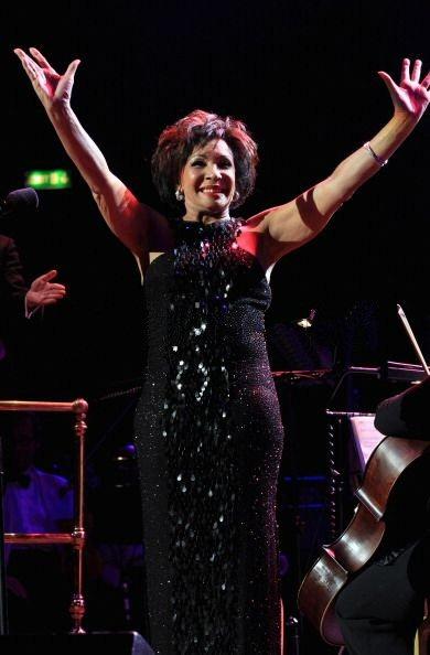 SHIRLEY BASSEY CANTA I BEATLES ALLA ROYAL ALBERT HALL