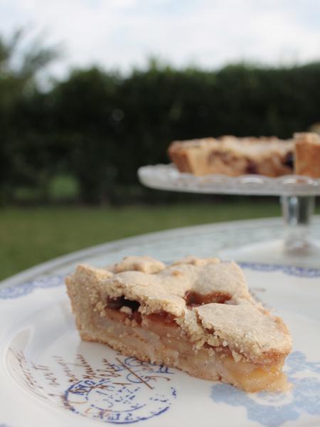 Crostata di farro con mele e pere alla cannella