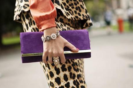 smilingischic Milano Fashion Week Dettagli Streetstyle clutch viola Accessorize MFW – outfit #2 – Animalier & Orange
