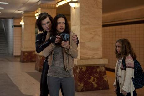 una immagine di Milla Jovovich Michelle Rodriguez e Aryana Engineer 620x413 su Resident Evil 5: non per Soldi... ma per Denaro