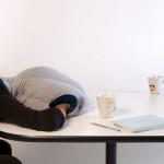 “Ostrich Pillow”, il cuscino per dormire in ufficio