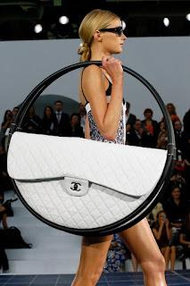 La borsa Hula Hoop di Chanel, originalissima creazione direttamente dalle passerelle