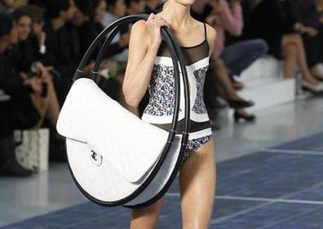 La borsa Hula Hoop di Chanel, originalissima creazione direttamente dalle passerelle