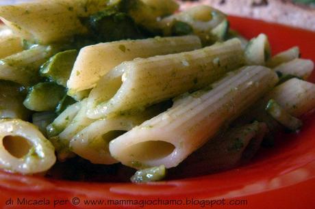 Ricette per mangiar sano: Pasta con zucchine e pesto (di Micaela)