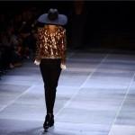 Parigi: Hedi Slimane ed il debutto “nero” con Saint Laurent Paris