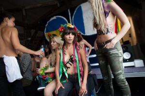 Le Femen protestano in topless al Louvre contro lo stupro compiuto da un gruppo di poliziotti. E Jane Alquati lo farebbe? E la critica d’arte Donatella Migliore?