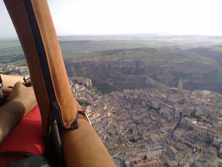 Una veduta dei Sassi di Matera da una mongolfiera in volo sulla città
