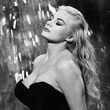 Valeria Marini cerca emulare Anita Ekberg dolce vita