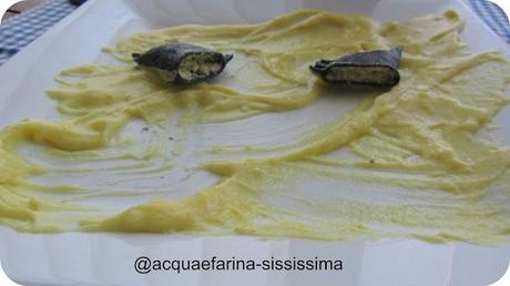 ...ravioli al nero di seppia ripieni di pesto di pistacchio su letto di besciamella allo zafferano...