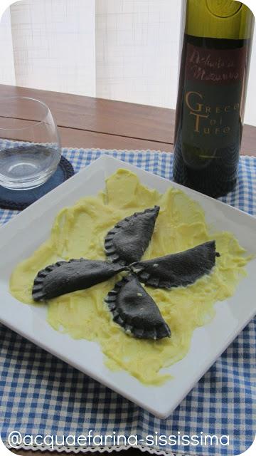 ...ravioli al nero di seppia ripieni di pesto di pistacchio su letto di besciamella allo zafferano...