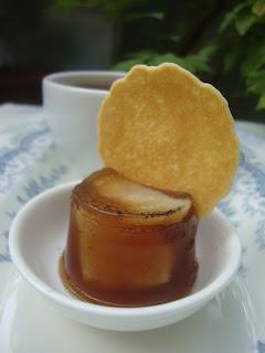 Assam TGFOP 2nd Flush ed una gelatina al tè nero e pere sciroppate alla vaniglia Assam TGFOP 2nd Flush ed una gelatina al tè nero e pere sciroppate alla vaniglia