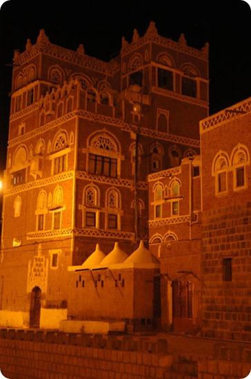Le finestre sormontate da lunette con vetri colorati o di prezioso alabastro di Sana'a (Yemen).